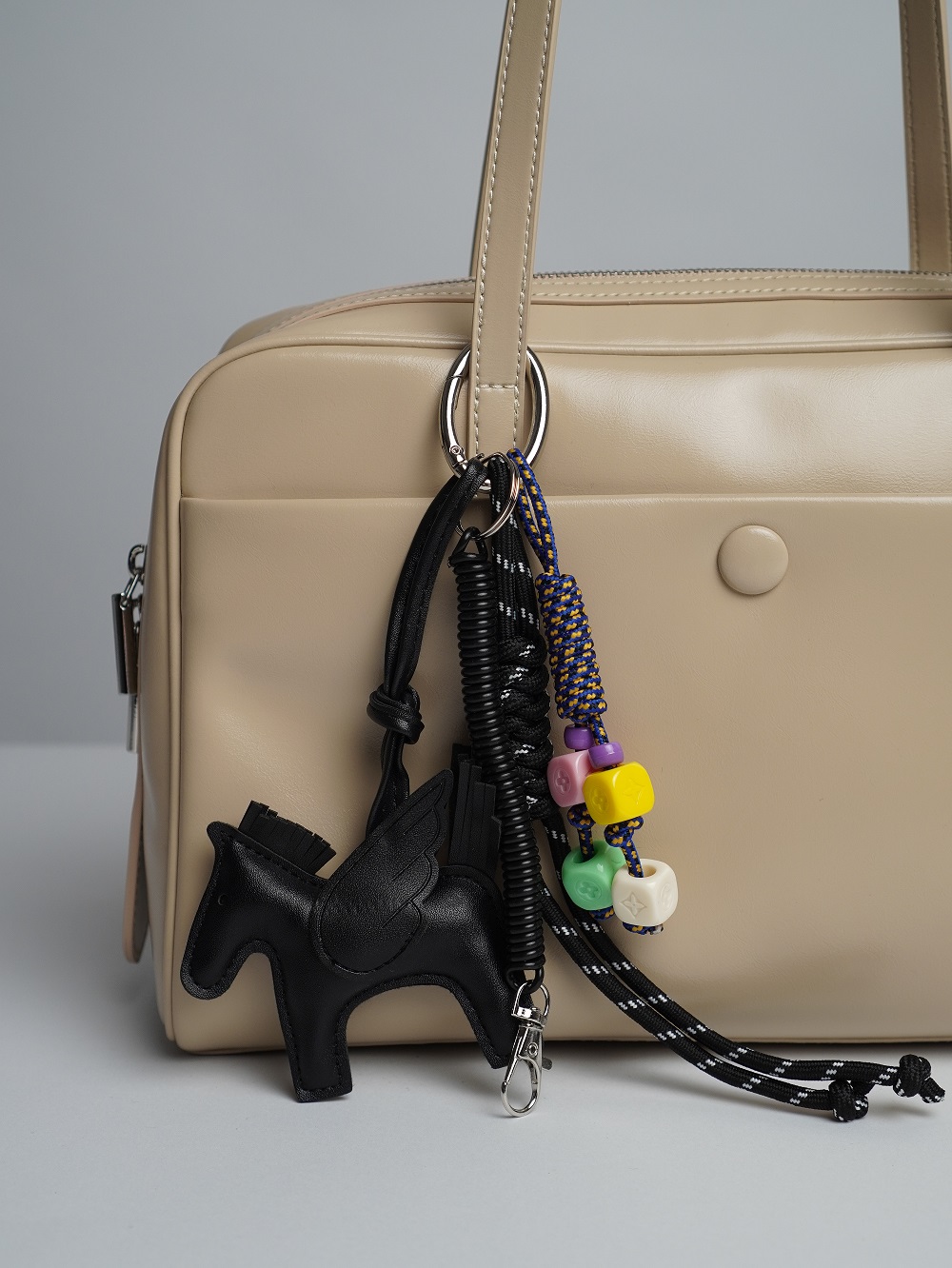 фото 449-98 Черная лошадь Обвесы на сумки черный Ludor