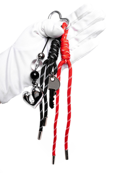 фото 447-07 Шнурок+ключ Обвесы на сумки Ludor черно-красный