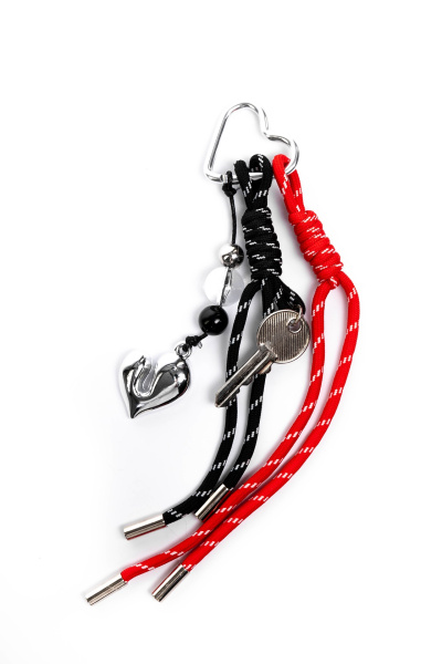 фото 447-07 Шнурок+ключ Обвесы на сумки Ludor черно-красный